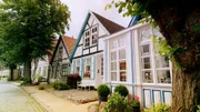 Warnemünde mit seinen historischen Fischerhäusern war im Mittelalter ein eigenständiges Dorf – bis die reichen Rostocker Hansestädter es 1323 erwarben, um sich den Zugang zur Ostsee zu sichern.