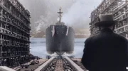 Ein Mann beobachtet ein Schiff