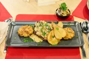 Das Küchenschlacht Gericht Rahmschwammerl im Portobello-Pilz mit Breznpressknödel und karamellisierter Birne von Christina "Kitty" Geuking