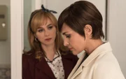 Clara Montesinos (Marta Hazas, l.); Ana Rivera (Paula Echevarría, r.)