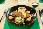Das "Küchenschlacht"-Gericht Ofen-Aubergine mit Bulgur, Gurken-Tomaten-Salat, Paprika-Fetacreme und griechischem Joghurt - vegetarisch von Christina "Kitty" Geuking