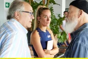 Die "Rentnercops" Reinhard Bielefelder (Bill Mockridge, r.) und Klaus Schmitz (Hartmut Volle, r.) erfahren von Liv (Annina Hellenthal, l.) interessante Details.