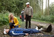 Baumarktinhaber Pfaff (Rolf Zacher, l.) wird beim Nordic Walking vor den Augen seiner Frau und eines Angestellten (im HG) erschossen. Mord oder Jagdunfall rätseln Sophie Haas (Caroline Peters, 2.v.l.) und Hans Zielonka (Michael Hanemann, r.).