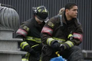 Schaffen es Peter Mills (Charlie Barnett, r.) und Christopher Herrmann (David Eigenberg), den abgestürtzen Fotografen aus dem Schornstein zu retten?
