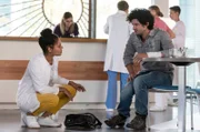Vivi (Jane Chirwa, l.) erklärt Stefan Lau (Manuel Mairhofer, r.), dass er wohl noch im Klinikum bleiben muss (mit Komparsen, h.).