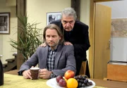 ARD STURM DER LIEBE FOLGE 1885, André (Joachim Lätsch, hinten) und Michael (Erich Altenkopf, vorne) wollen ihre Ehe-Farce beenden.