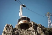 Die Instandhaltung von Seilbahnen erfordert von den Technikern höchste Konzentration.