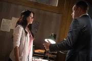 On left: Joan (Lucy Liu, M.) and on right Sherlock (Jonny Lee Miller).