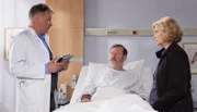 Rainer Heitz (Wolfgang Häntsch, Mitte) benötigt laut Dr. Peters ein neues Hüftgelenk. Bärbel Heitz (Rita Feldmeier, rechts), eine erfahrene Physiotherapeutin, forderte eine zweite Meinung. Doch Dr. Roland Heilmann (Thomas Rühmann) stimmt mit Dr. Peters überein. Bei Rainers Befund, ist eine Endoprothese die einzig vernünftige Entscheidung.