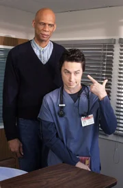 "Scrubs - Die Anfänger", "Mein Schützling." J.D. kann Assistenzarzt Keith nicht ausstehen, der ekelhaft perfekt ist und zudem eine Affäre mit Elliot hat. Er lässt keine Möglichkeit aus, dem Konkurrenten Fehler unterzuschieben und schreckt nicht einmal davor zurück, Keiths Kündigung zu verlangen. Inzwischen fühlt sich Dr. Kelso von einem Vogel gestört, der im Krankenhaus zu nisten begonnen hat. Der Hausmeister soll das Tier entfernen, bringt es jedoch nicht übers Herz.Im Bild (v.li.): Karim Abdul-Jabbar (Kareem Abdul-Jabbar), Zach Braff (John 'J.D.' Dorian).