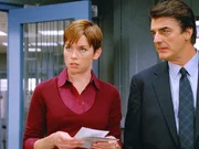 Logan (Chris Noth) und Wheeler (Julianne Nicholson) begutachten Fotos von Verdächtigen. Ist der Mörder des Sitcom-Stars dabei? Logan (Chris Noth) und Wheeler (Julianne Nicholson) begutachten Fotos von Verdächtigen. Ist der Mörder des Sitcom-Stars dabei?