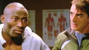 Detective Logan (Chris Noth, r.) verhört Chibueze (Babs Olusanmokun), der bei einer Schießerei verletzt wurde. Warum will der Nigerianer nicht auspacken?