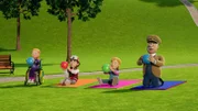 Gebannt folgen alle Mandys Yoga-Anweisungen.