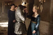Anne (Faye Marsay, r.) ist noch nicht davon überzeugt, dass die Bedrohung durch Elizabeth ausgestanden ist. Hinter Richards (Aneurin Barnard, 2.v.r.) plant sie den Mord an der Prinzessin und auch Lady Margaret Beaufort (Amanda Hale, l.) verfolgt ganz eigene Ziele ...