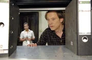 Entsetzt entdeckt Armin (Rainer Will, r.), dass ein wichtiger Ordner mit seinen Unterlagen nicht mehr seinem Platz ist. Paloma (Maja Maneiro, l.) ahnt, dass es Probleme gibt ...