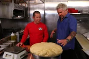 Guy Fieri (r.)