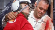 Kidnapper Mertens (Jophie Ries) bedroht Rettungsfliegerin Karin Thaler (Roswitha Meyer) mit einem Messer und verlangt für die Geiselfreigabe einen Arzt und die Fluchtmöglichkeit mit dem Helikopter.