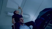 (L-R): Amanda Setton als Dr. Mindy Shaw, Scott Caan als Danny "Danno" Williams.
