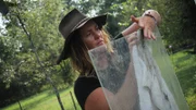 Misty Raney reinigt das Glas