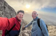Moderator André Gatzke (l) und Reisebuchautor Dirk Schönrock bei einer Wanderung auf den Zeus-Berg.