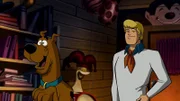 Scooby-Doo und Fred hegen den Verdacht, dass es sich bei dem Werwolf vielleicht doch nicht um ein Untier, sondern um einen besonders einfallsreichen Verbrecher handeln könnte.
