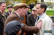 James Herriot (Nicholas Ralph) ist zum Veterinär bei der Darrowby Show ernannt. Das dies kein leichter Job ist erfährt er schnell. - James Herriot (Nicholas Ralph, r) mit Mr. Harrison (Joe Simpson)
