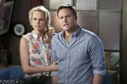 Tansy (Mircea Monroe, l.) und George (Scott Porter, r.) erhalten eine überraschende Nachricht ...
