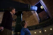 Fritz Fuchs (Guido Hammesfahr) ist fasziniert von der Schönheit des Mondes. Im Observatorium zeigt ihm Herr Maren (Falk Rockstroh) den Vollmond in voller Größe.