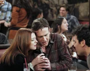 Was ist nur mit Lily (Alyson Hannigan, l.) und Marshall (Jason Segel, M.) los?; Was ist nur mit Lily (Alyson Hannigan, l.) und Marshall (Jason Segel, M.) los?
