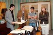 Alle sind zunächst irritiert, als David das Firmenruder wieder übernimmt. v.l.n.r.: David (Mathis Künzler), Friedrich (Wilhelm Manske), Rokko (Manuel Cortez), Lisa (Alexandra Neldel). (Dieses Foto von Alexandra Neldel darf nur in Zusammenhang mit der Berichterstattung über die Serie "Verliebt in Berlin" veröffentlicht und verbreitet werden.)