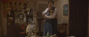 Unerwartete Unterstützung für Theo (Eloise Little) - ihr Vater Alistair (Rik Young) möchte ihr helfen, ohne Wenn und Aber.
