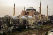 Die monumentale Hagia Sophia ist eines der Highlights der geschichtsträchtigen Stadt Istanbul.