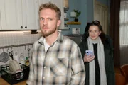 Paul (Niklas Osterloh) versucht mit Vernunft an Kate (Zoé Baillieu) ranzukommen.