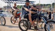 Easy Rider, Rostock-Style. Sie nennen sich „Punx on Wheelz“ und cruisen auf selbst entworfenen Chopper-Fahrrädern am Hafen. Rudi Awe ist auch noch Mitglied im Shantychor „Möwe und die Ölmützen“ – dort werden traditionelle Seemannslieder gnadenlos gegen den Strich gebürstet.