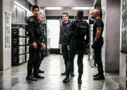 (v.li.): David Lim (Victor Tan), Jay Harrington (David Kay), Alex Russell (Jim Street), Lina Esco (Christina Alonso), Shemar Moore (Daniel ‚Hondo‘ Harrelson).
