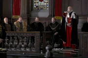 Das Urteil über Lord Surrey wird von einem Richter (Edmund Kente, r.) verkündet. Lord Herford (Max Brown, 2.v.l.), Sir Richard Rich (Rod Hallett, M.), Sir Risley (Frank McCusker, 2.v.r.) und der Waffenmeister (Martin Johnston, l.) sind gespannt ...