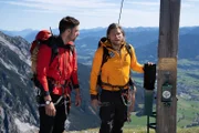 Markus (Sebastian Ströbel, r.) und Simon (Ferdinand Seebacher, l.) stutzen: Das Gipfelbuch, in dem sie sich weitere Hinweise versprochen haben, ist tatsächlich verschwunden.