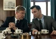 Bernd Hausner (Justus von Dohnányi, l.) und Sven Lebert (Nils Strunk, r.) stellen ihre Cum-Ex-Geschäfte Bankdirektor Albert und seiner rechten Hand Schneider vor.