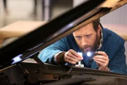 Während seine Kollegen die verkohlte Leiche untersuchen, untersucht Hodgins (T.J. Thyne) den völlig ausgebrannten Wagen.