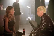 Buffy (Sarah Michelle Gellar, l.) befürchtet, dass Spike (James Marsters, r.) sich in sie verliebt hat.