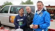 Von links: Sandy, Heinz und Trödelexperte Andreas Bierschock auf dem Flohmarkt.