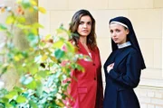 Sandra (Rebecca Immanuel, l.) erfährt von Schwester Klara (Julia Brendler, r.) die Geschichte vom Rosenbusch und von demjenigen, der ihn gepflanzt hat ...