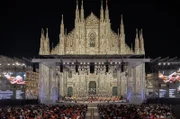Die Fassade des Doms ist ganz aus weißem Marmor im gotischen und neugotischen Stil erbaut und stellt so eine imposante Erscheinung dar. Er bietet eine prächtige Kulisse, die ideal für ein Sommernachtskonzert ist.