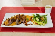 Das "Küchenschlacht"-Finalgericht: Scheiben vom Bison mit Vadouvan-Jus, Wok-Gemüse und Süßkartoffel-Mousseline nach einem Rezept von Cornelia Poletto von Christina "Kitty" Geuking (Zusatzzutaten: Tonkabohne, Kartoffel)