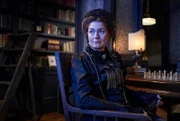 Betty Scanlon (Elizabeth Carling)
