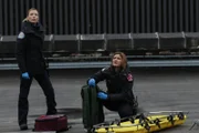 Bilden kein gutes Team: Leslie (Kauren German) und die homophobe Rafferty (Christine Evangelista) ...