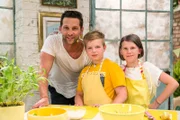 Fernsehkoch und Moderator Alexander Kumptner bereitet mit Team "Gelb" einen Nudelsalat zu.