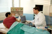 Frank (Daniel Rodic, l.) wird etwas mulmig, als er sieht, was Dr. Christian Kleist (Francis Fulton-Smith, r.) vorhat.