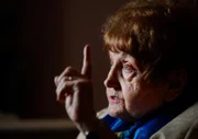 Die Holocaust-Überlebende Eva Mozes Kor beschreibt ihre schrecklichen Erlebnisse im Nazi-Konzentrationslager Auschwitz, bevor sie am 16. April 2015 beim 34. jährlichen Holocaust-Gedenkprogramm im Temple Emanuel spricht. Eva und ihre Zwillingsschwester Miriam überlebten wiederholte genetische Experimente von Dr. Josef Mengele in Auschwitz.