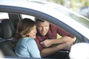 Callie (Kiele Sanchez) erzählt Jim (Matt Passmore) von ihrem Vorstellungsgespräch, das sie optimistisch in die Zukunft blicken lässt.